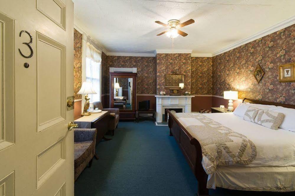 Rogues Harbor Inn Lansing Dış mekan fotoğraf