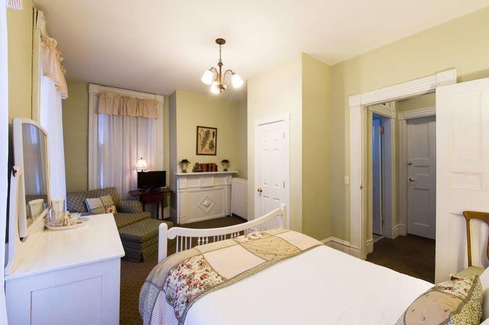Rogues Harbor Inn Lansing Dış mekan fotoğraf